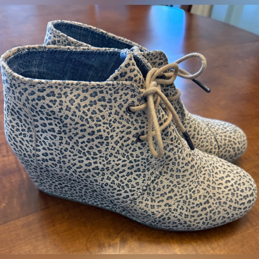 Toms Women's Cheetah print Patterned Dessert Wedges in Gray and Tan
